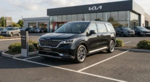 Чорний Kia Carnival на майданчику офіційного дилерського центру Kia
